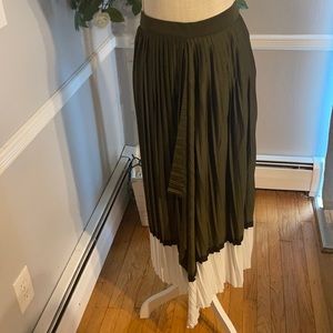 H&M sOft 💚💚🤍🤍pleated skirt SZ6